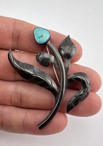 1940'S NAVAJO STERLING SILVER ROYSTON TURQUOISE STAMPED FLOWER PIN BROOCH 2.25": Early Old 1940's Navajo Sterling Silver Royston Turquoise Stamped Flower Pin Brooch 2.25" Size: 2.25" Wide By 1 5/8" Tall Metal: Sterling Silver / Coin Silver Weight is 9.0 Grams on my scale In Great 