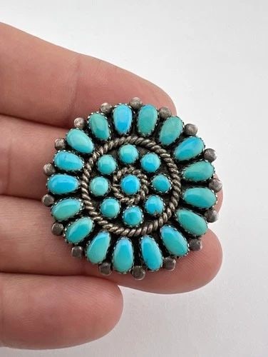 VINTAGE JR ZUNI STERLING SILVER TURQUOISE ROUND CLUSTER BROOCH PENDANT 1 3/8": Vintage JR Zuni Sterling Silver Turquoise Round Cluster Brooch Pendant 1 3/8" Size: 1 3/8" Tall & Wide Weight is 10.0 Grams on my scale Test Positive For Sterling Silver Amazing Natural Vivid High Gra