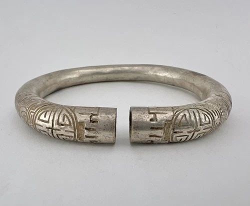 ANTIQUE CHINESE EXPORT SILVER SHOU FLORAL ENGRAVED CUFF BRACELET 52.9G - SIGNED: ANTIQUE CHINESE EXPORT SILVER SHOU FLORAL ENGRAVED CUFF BRACELET 52.9G - SIGNED Antique Chinese Export Silver Shou Floral Engraved Cuff Bracelet 52.9g - Signed Metal: Sterling Silver / Silver Weight i
