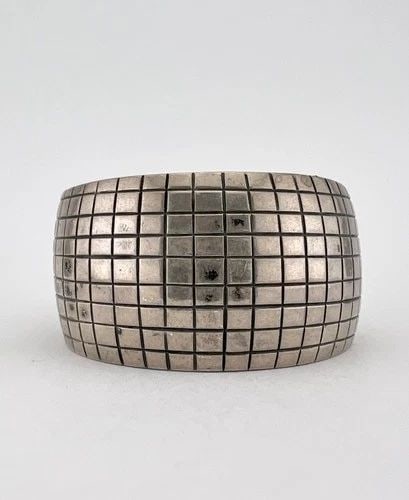 VTG NAVAJO STERLING SILVER DEEP STAMPED SMALL WOMEN'S CUFF BRACELET 45.5G: VTG NAVAJO STERLING SILVER DEEP STAMPED SMALL WOMEN'S CUFF BRACELET 45.5G Vtg Navajo Sterling Silver Deep Stamped Small Women's Cuff Bracelet 45.5g Cuff is 4 3/4" Tip to Tip and has a 1" Wide Slightly