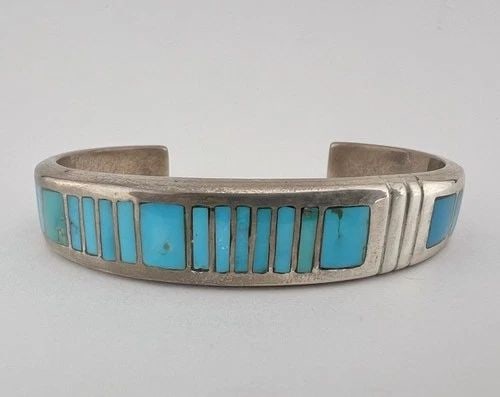 VTG NAVAJO STERLING SILVER KINGMAN TURQUOISE FLUSH INLAY ROW CUFF BRACELET 43.2G: VTG NAVAJO STERLING SILVER KINGMAN TURQUOISE FLUSH INLAY ROW CUFF BRACELET 43.2G Vtg Navajo Sterling Silver Kingman Turquoise Flush Inlay Row Cuff Bracelet 43.2g Cuff is 5" tip to Tip and has a Around