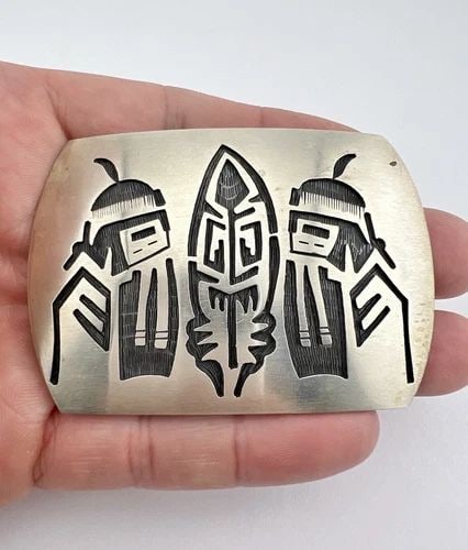 VTG HOPI STERLING SILVER MUDMAN KACHINA FEATHER OVERLAY BELT BUCKLE 3" -43.5G: VTG HOPI STERLING SILVER MUDMAN KACHINA FEATHER OVERLAY BELT BUCKLE 3" -43.5G Vtg Hopi Sterling Silver Mudman Kachina Feather Overlay Belt Buckle 3" -43.5g Size: About 3" Wide By 2" Tall Weight is 43.