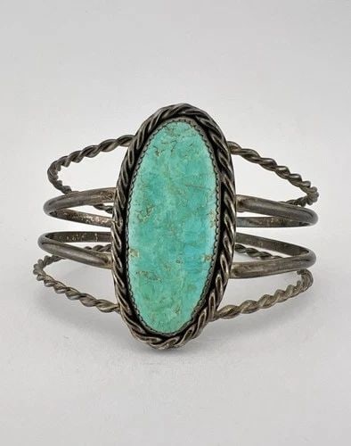 VINTAGE NAVAJO STERLING SILVER CARICO LAKE TURQUOISE TWIST ROPE CUFF BRACELET: VINTAGE NAVAJO STERLING SILVER CARICO LAKE TURQUOISE TWIST ROPE CUFF BRACELET Vintage Navajo Sterling Silver Carico Lake Turquoise Twist Rope Cuff Bracelet Cuff is 5 1/2" tip to Tip and has a 1" Wide 