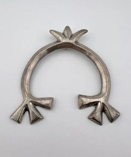 HUGE 3 1/8" VTG NAVAJO SANDCAST STERLING SILVER UNUSUAL NAJA HOOK PENDANT 37.8G: HUGE 3 1/8" Vtg Navajo Sandcast Sterling Silver Unusual NAJA Hook Pendant 37.8g Size: About 3 1/8" Tall By 3" Wide Metal: Sterling Silver Weight is 37.8 Grams on my scale Amazing Sandcast Naja Design 
