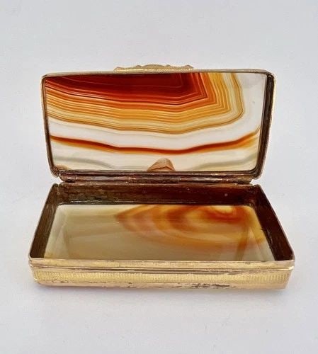 ANTIQUE VICTORIAN BANDED AGATE & GOLD-FILLED ORMOLU TRINKET SNUFF BOX: ANTIQUE VICTORIAN BANDED AGATE & GOLD-FILLED ORMOLU TRINKET SNUFF BOX Antique Victorian Banded Agate & Gold-Filled Ormolu Trinket Snuff Box Size: 3 1/8" Wide by 1 7/8" Deep & 7/8" Wide Metal: Gold Fil