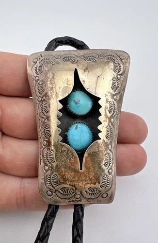 VINTAGE NAVAJO STERLING SILVER KINMAN TURQUOISE STAMPED SHADOWBOX BOLO TIE 2.75": VINTAGE NAVAJO STERLING SILVER KINMAN TURQUOISE STAMPED SHADOWBOX BOLO TIE 2.75" Vintage Navajo Sterling Silver Kinman Turquoise Stamped Shadowbox Bolo Tie 2.75" Size: 2 3/4" Tall by About 2" Wide Wei