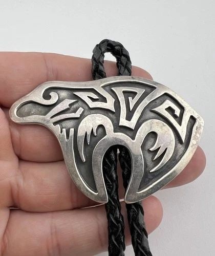 VINTAGE HOPI STERLING SILVER DETAILED OVERLAY BEAR BOLO TIE 2.75" (1 of 2)