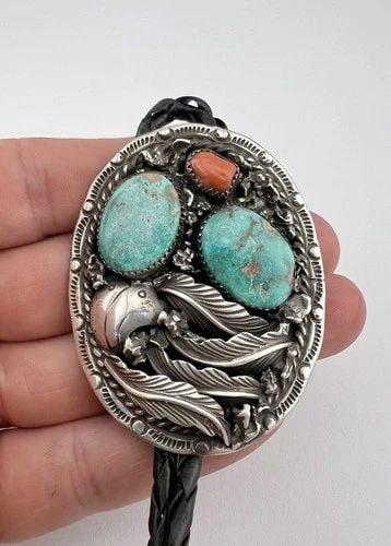 VINTAGE NAVAJO STERLING SILVER KINGMAN TURQUOISE & RED CORAL BOLO TIE 2 3/8": Vintage Navajo Sterling Silver Kingman Turquoise & Red Coral Bolo Tie 2 3/8" Size: 2 3/8" Tall by 1 7/8" Wide Weight is 43.0 Grams on my scale Metal: Sterling Silver Amazing Natural Kingman Turquoise 