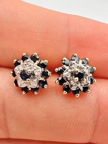 DESIGNER 14K YELLOW GOLD ROUND BLUE SAPPHIRE & DIAMOND FLOWER POST STUD EARRINGS: DESIGNER 14K YELLOW GOLD ROUND BLUE SAPPHIRE & DIAMOND FLOWER POST STUD EARRINGS Designer 14K Yellow Gold Round Blue Sapphire & Diamond Flower Post Stud Earrings Size: 3/8" Wide Metal: 14k Yellow Gold