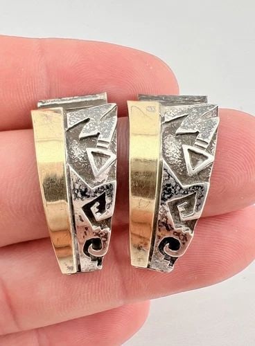VTG NAVAJO STERLING SILVER & 14K YELLOW GOLD OVERLAY WOMEN'S WATCH TIPS: VTG NAVAJO STERLING SILVER & 14K YELLOW GOLD OVERLAY WOMEN'S WATCH TIPS Vtg Navajo Sterling Silver & 14k Yellow Gold Overlay Women's Watch Tips Weight 11.2 Grams on my scale Size: Almost 1 1/4" Tall B