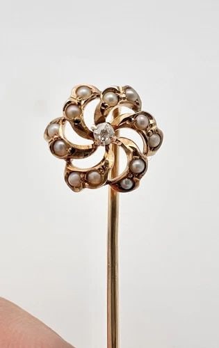 ANTIQUE VICTORIAN 14K YELLOW GOLD & OLD ROSE CUT DIAMOND & SEED PEARL STICK PIN: ANTIQUE VICTORIAN 14K YELLOW GOLD & OLD ROSE CUT DIAMOND & SEED PEARL STICK PIN Antique Victorian 14k Yellow Gold & Old Rose Cut Diamond & Seed Pearl Stick Pin Size: 2 1/4"' Tall - Head Is Just Under 