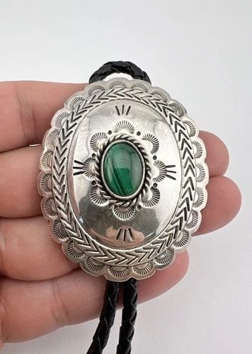 VTG NAVAJO STERLING SILVER GREEN MALACHITE STAMPED OVAL BOLO TIE 2.25" - 49.5G: VTG NAVAJO STERLING SILVER GREEN MALACHITE STAMPED OVAL BOLO TIE 2.25" - 49.5G Vtg Navajo Sterling Silver Green Malachite Stamped Oval Bolo Tie 2.25" - 49.5g Size: 2 1/4" Tall by About 2" Wide Weight 