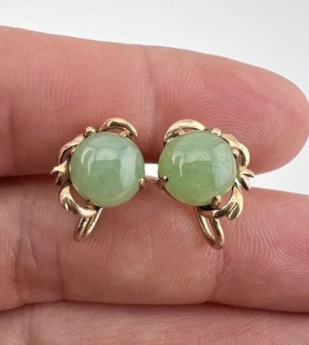 ANTIQUE CHINESE 14K ROSE GOLD LIGHT GREEN JADE SCREW BACK EARRINGS: ANTIQUE CHINESE 14K ROSE GOLD LIGHT GREEN JADE SCREW BACK EARRINGS Antique Chinese 14k Rose Gold Light Green Jade Screw Back Earrings Size: 5/8" Tall From Top To Bottom By Just Under 1/2" Wide Weight 