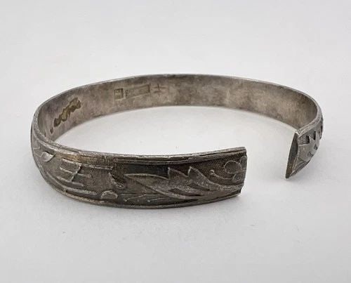 ANTIQUE OLD CHINESE EXPORT SILVER FLORAL ENGRAVED SIGNED CUFF BRACELET 38G: ANTIQUE OLD CHINESE EXPORT SILVER FLORAL ENGRAVED SIGNED CUFF BRACELET 38G Antique OLD Chinese Export Silver Floral Engraved Signed Cuff Bracelet 38g Metal: Sterling Silver / Silver Weight is 38.0 Gra