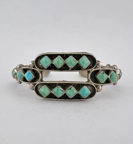 RARE OLD ZUNI STERLING SILVER 20 CARVED DIAMOND CUT TURQUOISE CUFF BRACELET: RARE OLD ZUNI STERLING SILVER 20 CARVED DIAMOND CUT TURQUOISE CUFF BRACELET RARE Old Zuni Sterling Silver 20 Carved Diamond Cut Turquoise Cuff Bracelet Cuff is 5 1/2" tip to Tip and has a 7/8" Wide - 