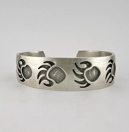 VINTAGE HOPI STERLING SILVER TRIBAL BEAR PAW OVERLAY CUFF BRACELET 37.3G -SIGNED: VINTAGE HOPI STERLING SILVER TRIBAL BEAR PAW OVERLAY CUFF BRACELET 37.3G -SIGNED Vintage HOPI Sterling Silver Tribal Bear Paw Overlay Cuff Bracelet 37.3g -Signed Cuff is 5 3/4" tip to Tip and has a 7/
