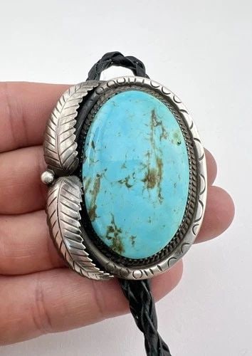 VINTAGE NAVAJO STERLING SILVER KINGMAN TURQUOISE STAMPED FEATHER BOLO TIE 2 1/8": VINTAGE NAVAJO STERLING SILVER KINGMAN TURQUOISE STAMPED FEATHER BOLO TIE 2 1/8" Vintage Navajo Sterling Silver Kingman Turquoise Stamped Feather Bolo Tie 2 1/8" Size: 2 1/8" Tall by 1 3/4" Wide Weigh