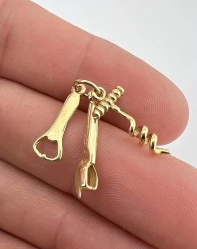 VINTAGE 14K YELLOW GOLD CORKSCREW BOTTLE OPENER 3 CHARM PENDANT 2G: VINTAGE 14K YELLOW GOLD CORKSCREW BOTTLE OPENER 3 CHARM PENDANT 2G Vintage 14k Yellow Gold Corkscrew Bottle Opener 3 Charm Pendant 2g Size: 1" Tall With bail By Around 5/8" Wide All Together Metal: 14