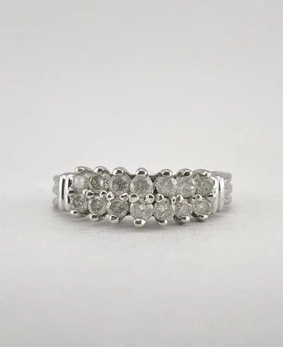 DESIGNER 10K WHITE GOLD NATURAL .30CT DIAMOND 2 ROW POINTED RING: DESIGNER 10K WHITE GOLD NATURAL .30CT DIAMOND 2 ROW POINTED RING Designer 10K White Gold Natural .30ct Diamond 2 Row Pointed Ring Ring Size: 8.25 - Can be Resized With Out Damage Weight is 3.2 Grams o