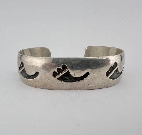 VINTAGE HOPI STERLING SILVER TRIBAL DESIGN OVERLAY CUFF BRACELET 33.8G: VINTAGE HOPI STERLING SILVER TRIBAL DESIGN OVERLAY CUFF BRACELET 33.8G Vintage Hopi Sterling Silver Tribal Design Overlay Cuff Bracelet 33.8g Cuff is Around 5 3/8" tip to Tip and has a 1" Wide Adjusta