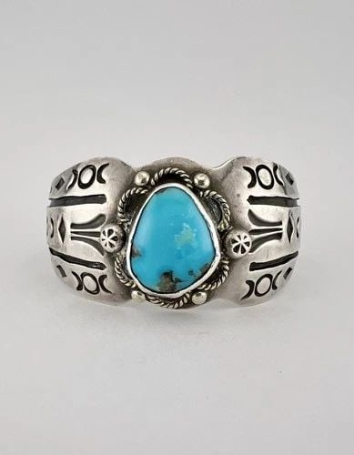 VTG NAVAJO STERLING SILVER MORENCI TURQUOISE STAMPED & TWIST CUFF BRACELET: VTG NAVAJO STERLING SILVER MORENCI TURQUOISE STAMPED & TWIST CUFF BRACELET Vtg Navajo Sterling Silver Morenci Turquoise Stamped & Twist Cuff Bracelet Cuff is 5 3/8" tip to Tip and has an Under 1 1/4" 
