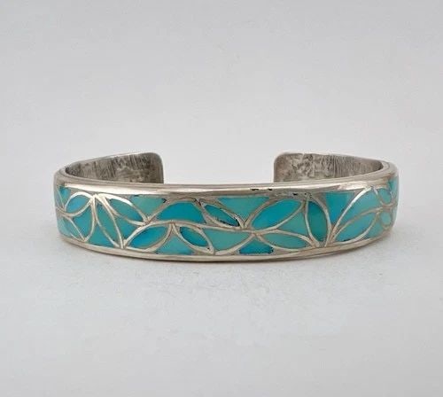 VINTAGE ALICE LEEKYA HOMER ZUNI STERLING TURQUOISE FISHSCALE INLAY CUFF BRACELET: VINTAGE ALICE LEEKYA HOMER ZUNI STERLING TURQUOISE FISHSCALE INLAY CUFF BRACELET Vintage Alice Leekya Homer Zuni Sterling Turquoise Fishscale Inlay Stamped Cuff Bracelet Cuff is 5 7/8" tip to Tip and 
