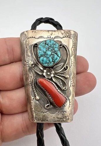 VTG NAVAJO STERLING SILVER NATURAL TURQUOISE & RED CORAL STAMPED BOLO TIE 2.5": VTG NAVAJO STERLING SILVER NATURAL TURQUOISE & RED CORAL STAMPED BOLO TIE 2.5" Vtg Navajo Sterling Silver Natural Seafoam Kingman Turquoise & Red Coral Stamped Bolo Tie 2.5" Size: Slightly Over 2 1/2"