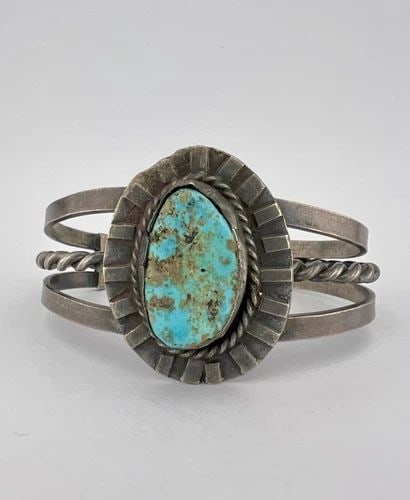 VTG NAVAJO STERLING SILVER KINGMAN TURQUOISE TWIST CUFF BRACELET 38.2G: VTG NAVAJO STERLING SILVER KINGMAN TURQUOISE TWIST CUFF BRACELET 38.2G Vtg Navajo Sterling Silver Kingman Turquoise Twist Cuff Bracelet 38.2g Cuff is 5 1/8" tip to Tip and has a 1 3/8" Wide Adjustable