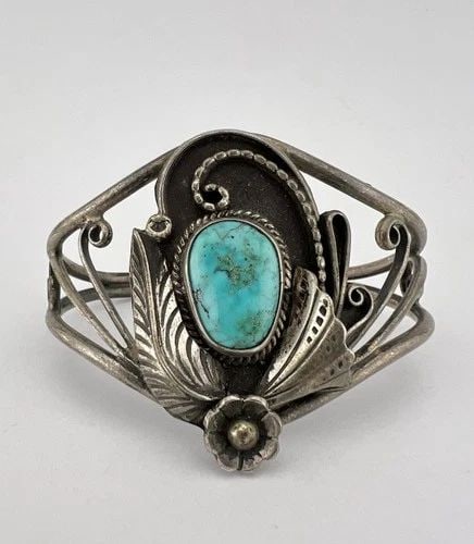 VINTAGE NAVAJO STERLING SILVER FOX TURQUOISE STAMPED 1.75" WIDE CUFF BRACELET: VINTAGE NAVAJO STERLING SILVER FOX TURQUOISE STAMPED 1.75" WIDE CUFF BRACELET Vintage Navajo Sterling Silver Fox Turquoise Stamped 1.75" Wide Cuff Bracelet Cuff is 5 3/8" tip to Tip and has a 7/8" Wid