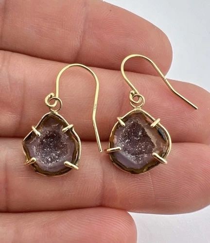 DESIGNER 14K YELLOW GOLD NATURAL LIGHT PURPLE QUARTZ GEODE HOOK DANGLE EARRINGS (1 of 2)