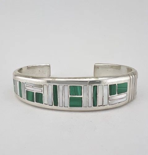 VTG NAVAJO STERLING SILVER MALACHITE MOTHER OF PEARL FLUSH CUFF BRACELET 45.6G: VTG NAVAJO STERLING SILVER MALACHITE MOTHER OF PEARL FLUSH CUFF BRACELET 45.6G Vtg Navajo Sterling Silver Malachite Mother of Pearl Flush Cuff Bracelet 45.6g Cuff is 5 1/4" tip to Tip and has a 1 1/8"