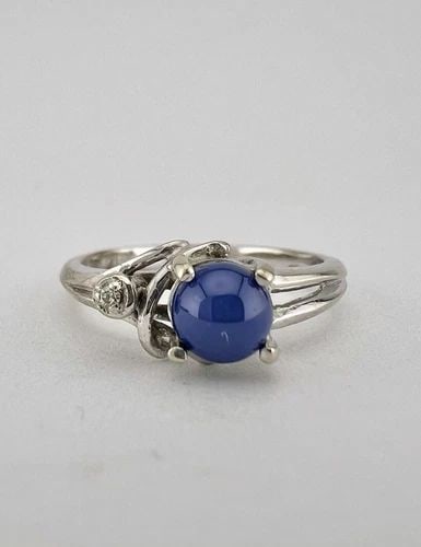 ESTATE 10K WHITE GOLD NATURAL CABOCHON BLUE STAR SAPPHIRE & DIAMOND RING: ESTATE 10K WHITE GOLD NATURAL CABOCHON BLUE STAR SAPPHIRE & DIAMOND RING Estate 10k White Gold Natural Cabochon Blue Star Sapphire & Diamond Ring Ring Size 5.25 - Can Be Re Sized Weight is 1.9 Grams o