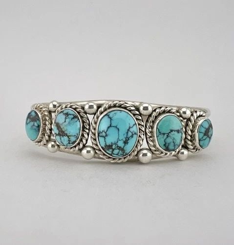 VTG NAVAJO STERLING SILVER NATURAL SPIDERWEB TURQUOISE STAMPED CUFF BRACELET: VTG NAVAJO STERLING SILVER NATURAL SPIDERWEB TURQUOISE STAMPED CUFF BRACELET Vtg Navajo Sterling Silver Natural Spiderweb Turquoise Stamped Cuff Bracelet Cuff is 5 5/8" tip to Tip and has a 1" Wide Ad