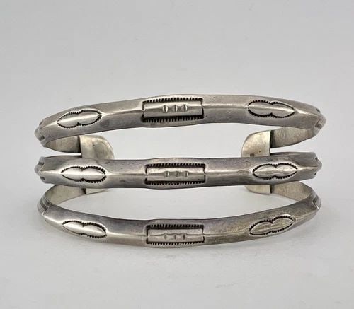 VTG FRED HARVEY NAVAJO STERLING SILVER STAMPED CARINATED 3 ROW CUFF BRACELET: VTG FRED HARVEY NAVAJO STERLING SILVER STAMPED CARINATED 3 ROW CUFF BRACELET Vtg Fred Harvey Navajo Sterling Silver Stamped Carinated 3 Row Cuff Bracelet Cuff is 5 1/2" tip to Tip and has an Over 1 1/