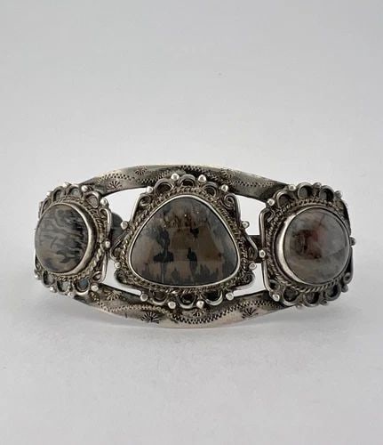 VTG FRED HARVEY ERA NAVAJO STERLING SILVER PETRIFIED WOOD STAMPED CUFF BRACELET: VTG FRED HARVEY ERA NAVAJO STERLING SILVER PETRIFIED WOOD STAMPED CUFF BRACELET Vtg Fred Harvey Era Navajo Sterling Silver Petrified Wood Stamped Cuff Bracelet Cuff is 5 1/4" tip to Tip and has a 1 3/