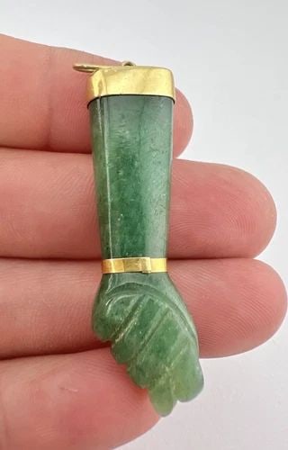 VICTORIAN 18K GOLD GREEN JADE FIGA HAND MALOCCHIO WARD OFF EVIL CHARM PENDANT: VICTORIAN 18K GOLD GREEN JADE FIGA HAND MALOCCHIO WARD OFF EVIL CHARM PENDANT Antique Victorian 18k Gold Green Jade Figa Hand Malocchio Ward Off Evil Charm Pendant Size: 2 1/4" Tall With Bail By 5/8" 