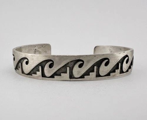 VTG CLARENCE LOMAYESTEWA HOPI STERLING SILVER WAVE OVERLAY CUFF BRACELET 24.9G: VTG CLARENCE LOMAYESTEWA HOPI STERLING SILVER WAVE OVERLAY CUFF BRACELET 24.9G Vtg Clarence Lomayestewa Hopi Sterling Silver Wave Overlay Cuff Bracelet 24.9g Cuff is 5 3/4" tip to Tip and has a 1 1/4"