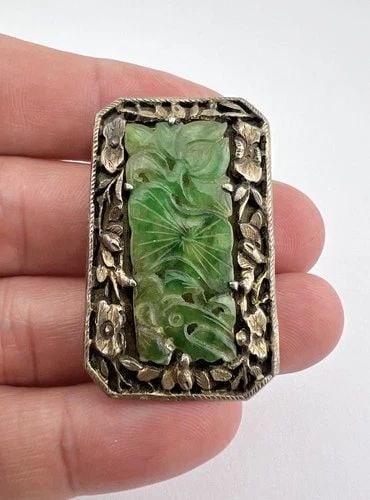 ANTIQUE CHINESE HAND CARVED JADE JADEITE SILVER FILIGREE CLIP BROOCH -HALLMARKED: ANTIQUE CHINESE HAND CARVED JADE JADEITE SILVER FILIGREE CLIP BROOCH -HALLMARKED Antique Chinese Hand Carved Jade Jadeite Silver Filigree Clip Brooch -Hallmarked Size: 1 5/8" Tall By 1" Wide Metal: Si