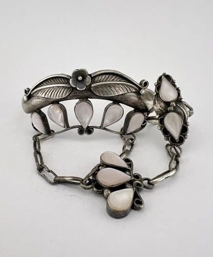 VTG NAVAJO STERLING SILVER PINK MOTHER OF PEARL SLAVE CUFF BRACELET & RING 32G: Vtg Navajo Sterling Silver Pink Mother Of Pearl Slave Cuff Bracelet & Ring 32g Cuff is Just Under 5 1/2" tip to Tip and has a 1 1/8" Wide Adjustable Gap Cuff Is 1 1/8" Wide In the Center Ring Size: 5.