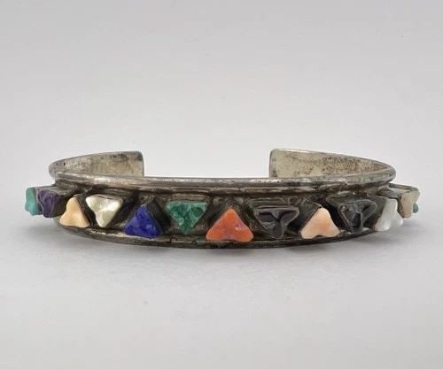 VTG LLOYD TSALABUTIE ZUNI STERLING SILVER MULTI GEM CARVED HEART CUFF BRACELET: VTG LLOYD TSALABUTIE ZUNI STERLING SILVER MULTI GEM CARVED HEART CUFF BRACELET Vtg Lloyd Tsalabutie Zuni Sterling Silver Multi Gem Carved Heart Cuff Bracelet Cuff is 4 3/4" tip to Tip and has a Slight