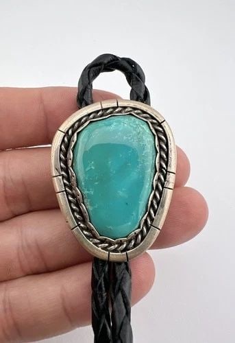 VINTAGE NAVAJO STERLING SILVER HIGH GRADE FOX TURQUOISE OVAL DETAILED BOLO TIE: VINTAGE NAVAJO STERLING SILVER HIGH GRADE FOX TURQUOISE OVAL DETAILED BOLO TIE Vintage Navajo Sterling Silver High Grade Fox Turquoise Oval Detailed Bolo Tie Size: 1 5/8" Tall by 1 1/4" Wide Weight is