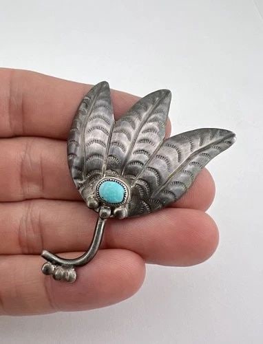 OLD PAWN NAVAJO STERLING SILVER TURQUOISE STAMPED FLOWER LEAF PIN BROOCH 2 3/8": Old Pawn Navajo Sterling Silver Turquoise Stamped Flower Leaf Pin Brooch 2 3/8" Size: 1 5/8" Tall & 2 3/8" Wide Metal: Sterling Silver Weight is 8.7 Grams on my scale Amazing Stamped Floral Design Wit