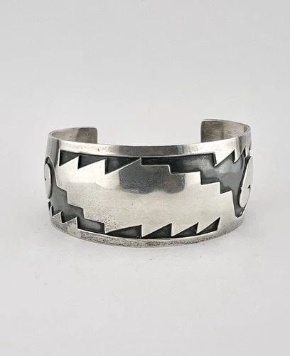 VINTAGE HOPI STERLING SILVER TRIBAL WAVE DESIGN OVERLAY CUFF BRACELET 34.5G: VINTAGE HOPI STERLING SILVER TRIBAL WAVE DESIGN OVERLAY CUFF BRACELET 34.5G Vintage Hopi Sterling Silver Tribal Wave Design Overlay Cuff Bracelet 34.5g Cuff is 5 1/4" tip to Tip and has a 1 1/2" Wide 
