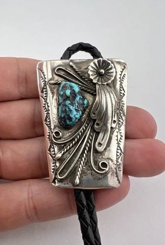 B.CHEE NAVAJO STERLING SILVER SLEEPING BEAUTY TURQUOISE STAMPED BOLO TIE 2 1/8": Vtg B.Chee Navajo Sterling Silver Sleeping Beauty Turquoise Stamped Bolo Tie 2 1/8" Size: Around 2 1/8" Tall by Over 1 1/2" Wide at the Top Weight is 37.0 Grams on my scale Metal: Sterling Silver Amaz