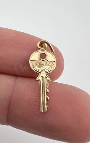 VINTAGE 18K ROSE GOLD C60 CHEVY TRUCK CAR KEY CHARM PENDANT 1.2G: VINTAGE 18K ROSE GOLD C60 CHEVY TRUCK CAR KEY CHARM PENDANT 1.2G Vintage 18k Rose Gold C60 Chevy Truck Car Key Charm Pendant 1.2g Size: 1 1/8" Tall With bail By 3/8" Wide At The Top Metal: 18k Rose Go