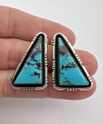 VTG NAVAJO STERLING SILVER BISBEE TURQUOISE TRIANGLE POST EARRINGS 1.25": VTG NAVAJO STERLING SILVER BISBEE TURQUOISE TRIANGLE POST EARRINGS 1.25" Vtg Navajo Sterling Silver Bisbee Turquoise Triangle Post Earrings 1.25" Size: 1 1/4" Tall & 7/8" Wide Weight is 16.7 Grams on 
