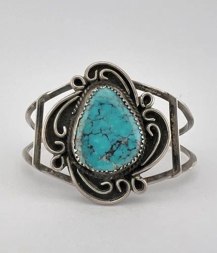 VINTAGE NAVAJO STERLING SILVER WEBBED FOX TURQUOISE DETAILED CUFF BRACELET: VINTAGE NAVAJO STERLING SILVER WEBBED FOX TURQUOISE DETAILED CUFF BRACELET Vintage Navajo Sterling Silver Webbed Fox Turquoise Detailed Cuff Bracelet Cuff is Around 5" tip to Tip and has a 1" Wide Adj