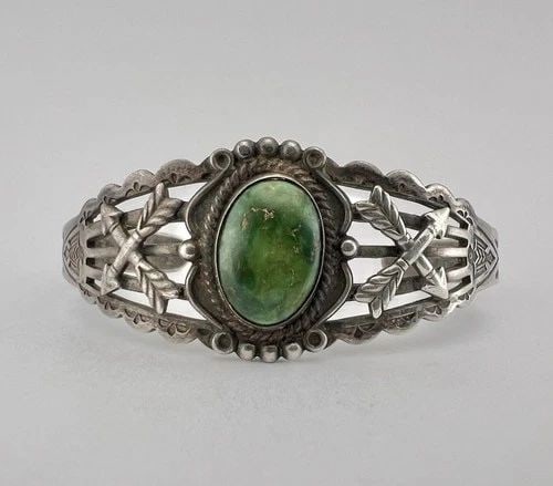 VTG FRED HARVEY NAVAJO STERLING CERRILLOS TURQUOISE STAMPED ARROW CUFF BRACELET: VTG FRED HARVEY NAVAJO STERLING CERRILLOS TURQUOISE STAMPED ARROW CUFF BRACELET Vtg Fred Harvey Navajo Sterling Cerrillos Turquoise Stamped Arrow Cuff Bracelet Cuff is 5 1/4" tip to Tip and has a 1 1/