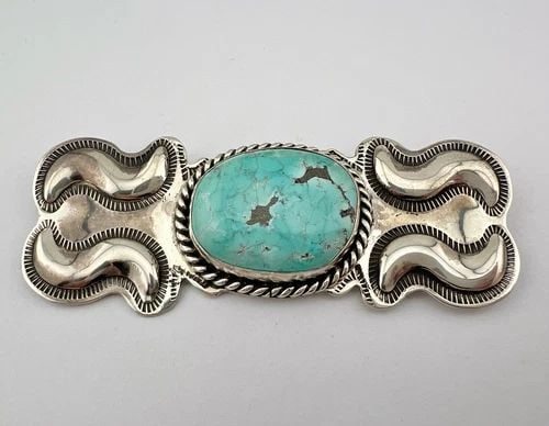 EARLY NAVAJO STERLING SILVER WEBBED FOX TURQUOISE BROOCH PIN 3.75"- 38.5G: EARLY NAVAJO STERLING SILVER WEBBED FOX TURQUOISE BROOCH PIN 3.75"- 38.5G Early Navajo Sterling Silver Webbed Fox Turquoise Brooch Pin 3.75"- 38.5g Size: 3 3/4" Wide by 1 1/4" Tall In The Center Metal