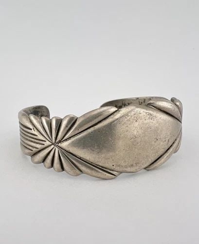 VINTAGE F.CHEE NAVAJO HAND MADE STERLING SILVER PLAINE CUFF BRACELET 33.3G: VINTAGE F.CHEE NAVAJO HAND MADE STERLING SILVER PLAINE CUFF BRACELET 33.3G Vintage F.Chee Navajo Hand Made Sterling Silver Plaine Cuff Bracelet 33.3g Cuff is 5" tip to Tip and has an 1" Wide Slightly 